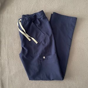 Figs Men’s Cairo Cargo Scrub Pants- NAVY
